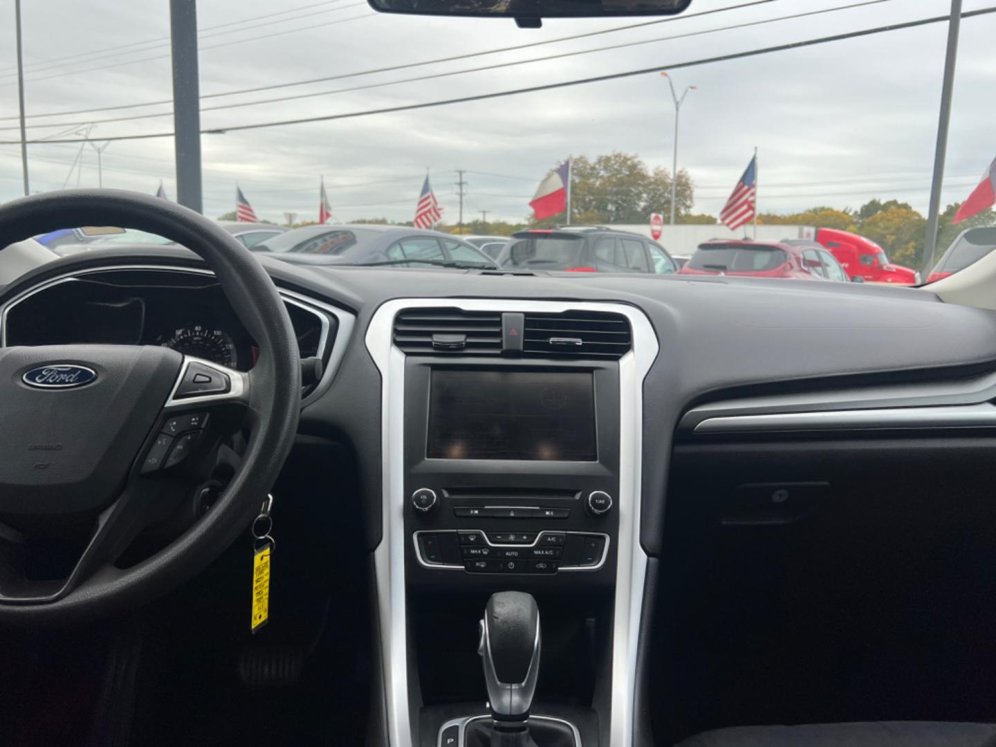 2016 GRAY Ford Fusion SE (3FA6P0HD4GR) with an 1.5L L4 DOHC 16V engine, 6-Speed Automatic transmission, located at 420 I-35E, Lancaster, TX, 75146, (469) 297-4144, 32.593929, -96.823685 - Photo#4